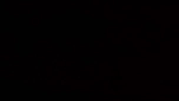 Éclairage d'une bougie rouge dans l'obscurité 