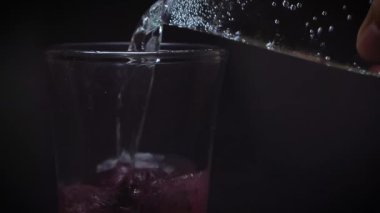 Buz Hibiscus çiçek yaprakları Mineral su ile