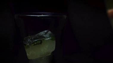Buz nane yaprakları Mineral su ile