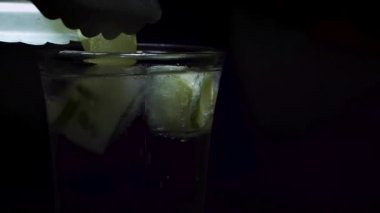 Bir buz limonlu maden suyu içinde yerleştirme