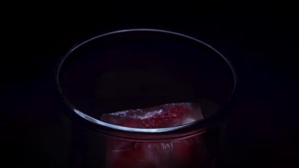 Fragola Congelata Nel Ghiaccio — Video Stock