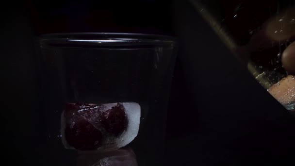 矿泉水中的葡萄冰 — 图库视频影像