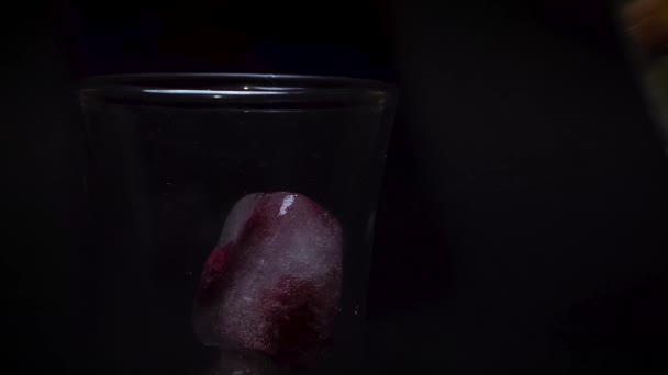 Eis Mit Himbeeren Mineralwasser — Stockvideo