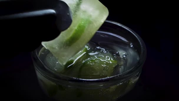 Colocar Una Cal Congelada Hielo — Vídeo de stock