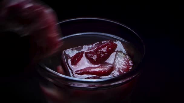 Plasarea Unei Căpșuni Înghețate Gheață — Videoclip de stoc