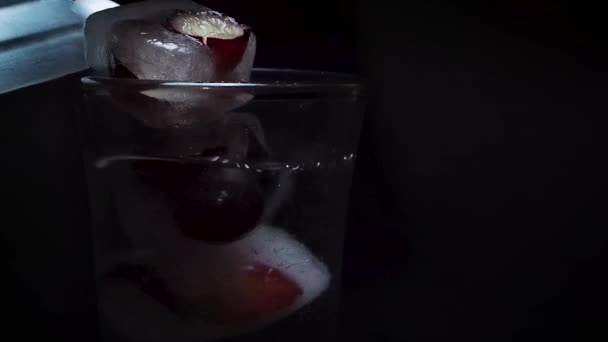 在矿泉水中放置带有葡萄的冰 — 图库视频影像