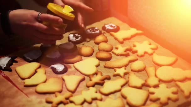 Colocação Decorações Biscoitos Natal Recém Assados — Vídeo de Stock