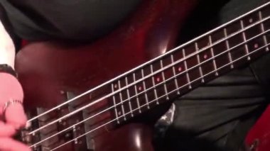 Canlı eylem bir konserde - bas gitar odak raf - yakın çekim