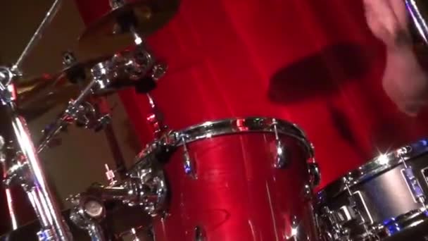 Perkusista Man Gry Perkusji Zamknij Bębnienie Człowieka — Wideo stockowe