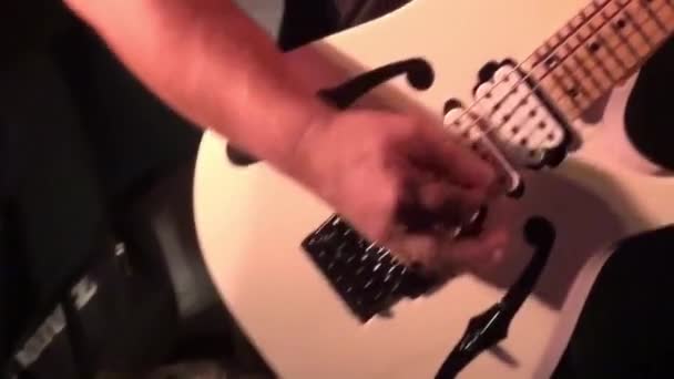 Gitarist Het Podium Tijdens Een Concert Rockend Publiek — Stockvideo
