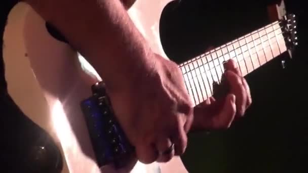 Gitarist Het Podium Tijdens Een Concert Rockend Publiek — Stockvideo