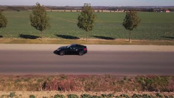Drone Випливає Спортивний Автомобіль Лівого Профілю — стокове відео