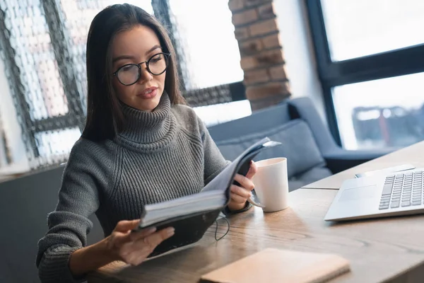 매력적인 사업가 Coworking 화면에 노트북에 그녀의 노트를 — 스톡 사진