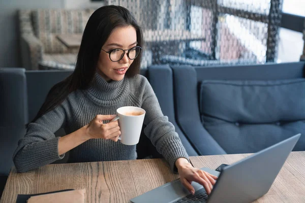 Retrato Atractiva Mujer Negocios Con Taza Café Mano Que Trabaja —  Fotos de Stock