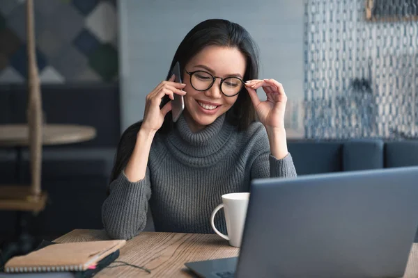 Fröhliche Weibliche Führungskräfte Unterhalten Sich Coworking Platz Handy Mit Dem — Stockfoto