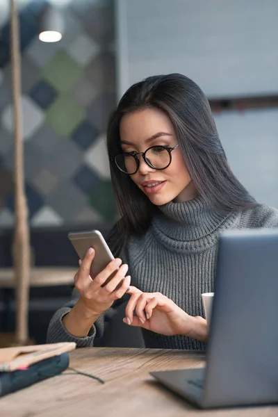 Vue Verticale Processus Travail Jeune Femme Affaires Occupée Vérifier Son — Photo