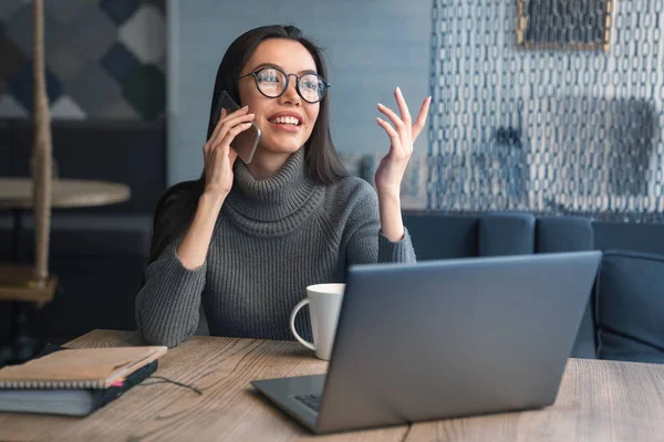 Mulher Negócios Feliz Falando Telefone Celular Sentado Mesa Trabalhando Asiática — Fotografia de Stock