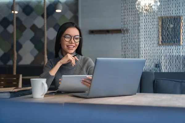 Yatay Kadın Asyalı Kadın Gülümseme Yer Coworking Onun Elinde Kalem — Stok fotoğraf