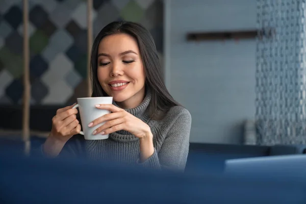 Geschäftsfrau Genießt Ihre Kaffeepause Nach Dem Arbeitstag Büro — Stockfoto