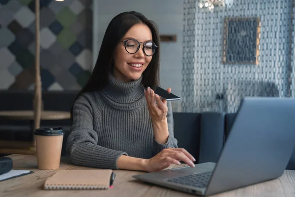 Zufriedene Geschäftsfrau Die Tisch Mit Laptop Pappbecher Für Kaffee Und — Stockfoto