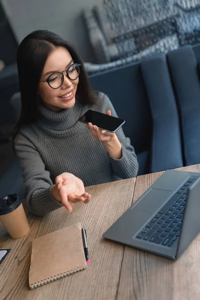 Függőleges Lövés Üzleti Asztal Laptop Notebook Kihangosító Beszél Ázsiai Női — Stock Fotó