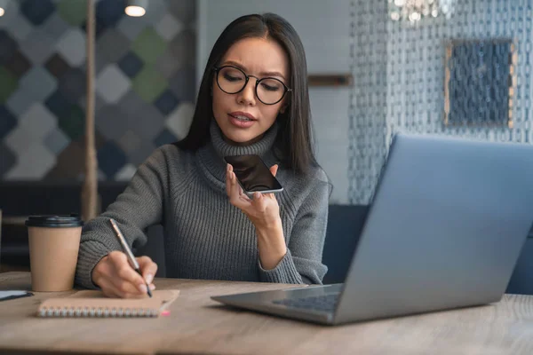 Mujer Negocios Asiática Hablando Por Teléfono Celular Sentado Nota Información —  Fotos de Stock