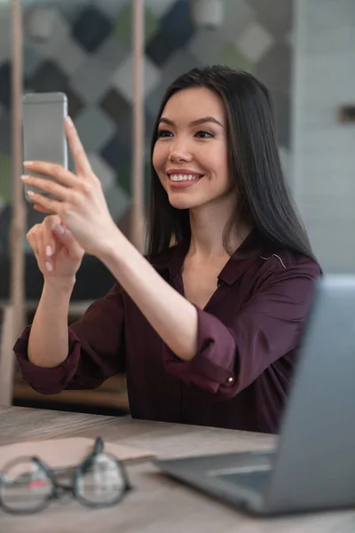 Atractiva Mujer Asiática Blusa Morada Sonriendo Haciendo Selfie Teléfono Mientras — Foto de Stock