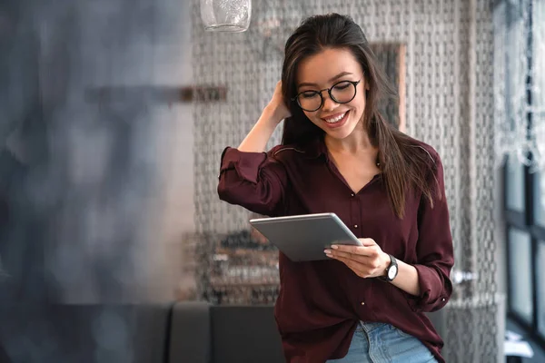 Allegro Femminile Asiatica Guardando Sul Tablet Piedi Luogo Coworking Ritratto — Foto Stock