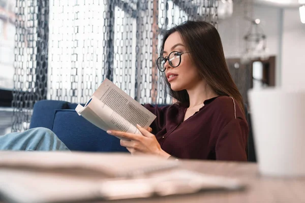 Wanita Yang Menarik Dalam Kacamata Membaca Buku Kafein Dengan Cangkir — Stok Foto