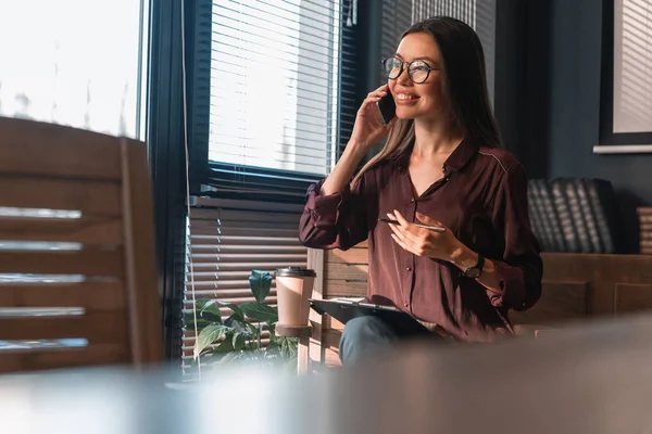 Eksekutif Perempuan Duduk Kantor Dan Berbicara Melalui Telepon Genggam Dengan — Stok Foto