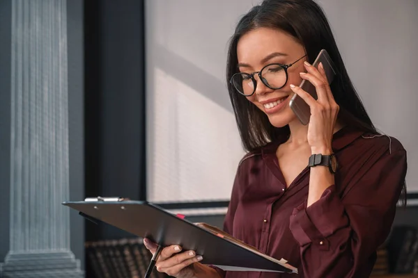 Nära Upp Skott Glad Affärskvinna Som Pratar Mobiltelefon Med Anteckningar — Stockfoto