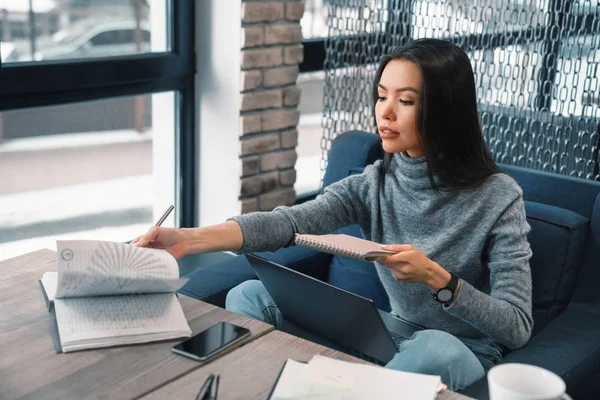 Asiatische Junge Frau Checkt Informationen Ihrem Notizbuch Coworking Ort — Stockfoto