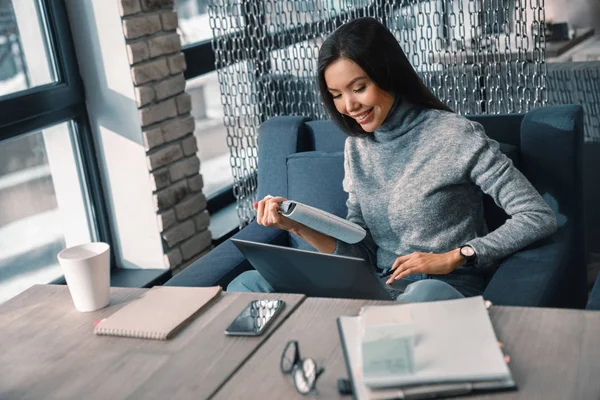 Esecutivo Femminile Sorridente Seduto Sul Divano Che Lavora Laptop Con — Foto Stock