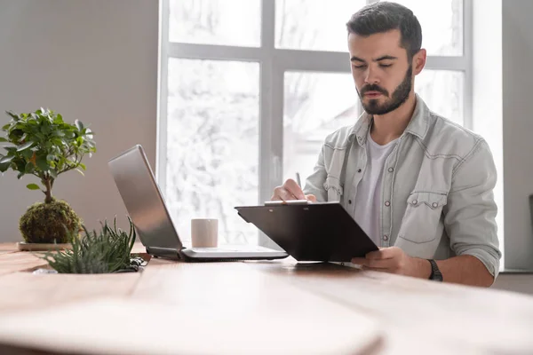 Der Junge Kaukasische Geschäftsmann Macht Sich Notizen Seinen Dokumenten Coworking — Stockfoto