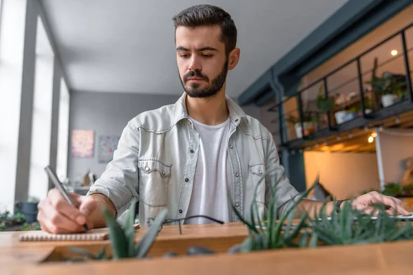 Nahaufnahme Eines Männlichen Büroangestellten Der Coworking Space Notizen Mit Stift — Stockfoto