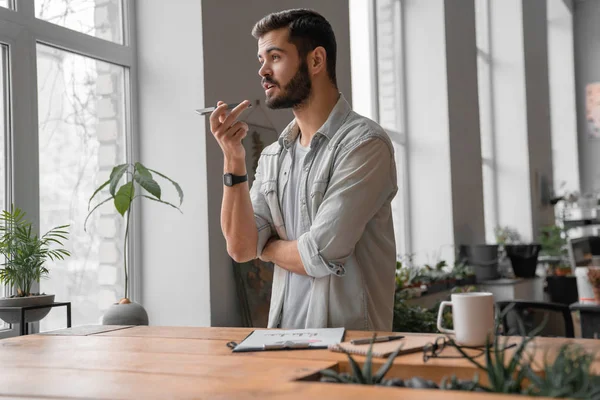 Executivo Masculino Perto Área Trabalho Falando Telefone Alto Falante Empresário — Fotografia de Stock