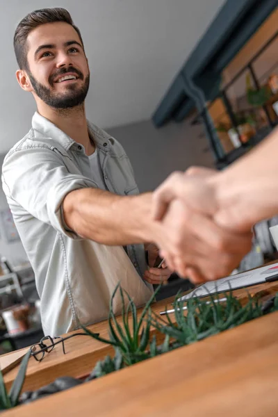 Make Deal Close Shot Businessman Finishing Meeting Smiling Man Shaking — Stock Photo, Image