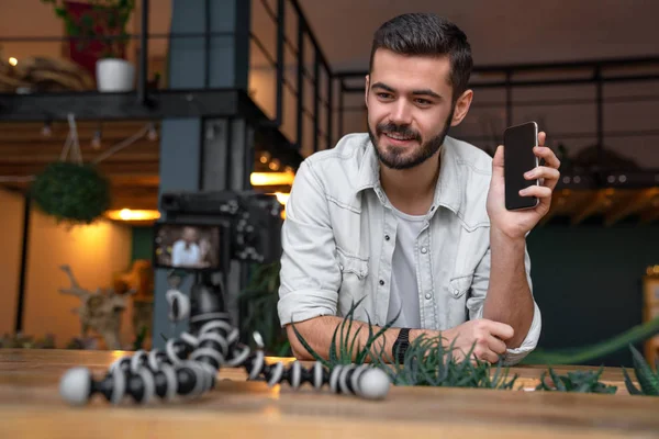 Junger Männlicher Blogger Nimmt Video Für Sein Vlog Mit Mobiler — Stockfoto