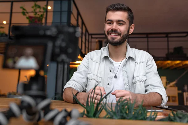Young Man Looking Camera While Talking His Subscribers Young Blogger — Stock Photo, Image
