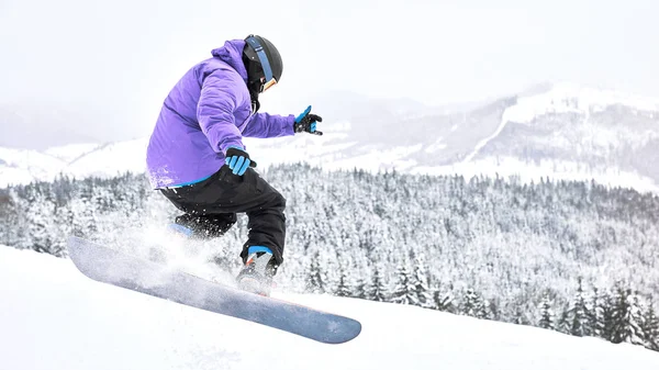 Schuss Des Freeride Snowboarders Der Beim Abstieg Von Der Schanze — Stockfoto
