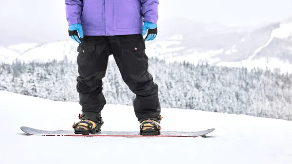 Nahaufnahme Von Snowboardkleidung Und Ausrüstung Während Auf Seinem Snowboard Steht — Stockfoto