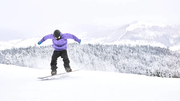 アクションはスノーボーダーの雪彼の周りを飛んでいる間彼のスポーツのスノーボードの Imaking 極端なジャンプ ショット — ストック写真