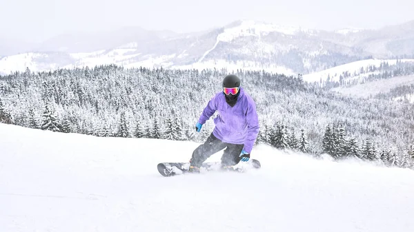 Snowboarder Está Montando Seu Snowboard Olhando Para Câmera Nas Montanhas — Fotografia de Stock