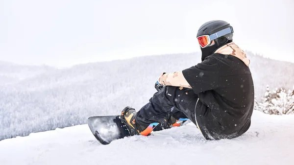 Männliche Snowboarder Sitzen Auf Dem Hügel Während Schneit Und Machen — Stockfoto