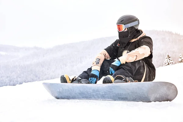 Vorbereitungen Für Eine Fahrt Snowboarder Sitzt Mit Ausrüstung Auf Dem — Stockfoto