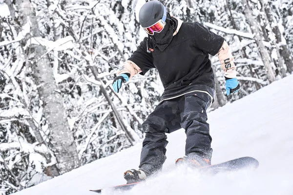 Nahaufnahme Des Snowboarders Der Voll Konzentriert Von Der Schanze Runterfährt — Stockfoto