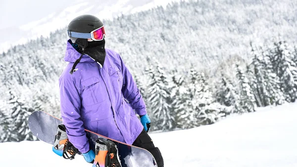 Strzelać Mężczyzna Snowboardzista Który Jest Chodzenie Jego Pokładzie Górach Drewna — Zdjęcie stockowe