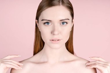 Elleri omuz yakınındaki bir genç ve güzel kadın çıplak model ve arka plan üzerinde fotoğraf makinesinde bakışla mükemmel cilt closeup