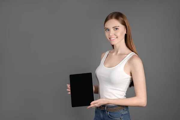Mulher Sorridente Com Tablet Nas Mãos Olhando Para Câmera Enquanto — Fotografia de Stock