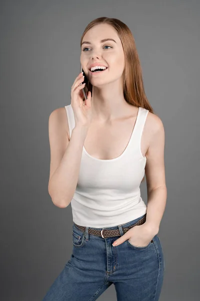 Tiro Vertical Una Joven Sonriente Casuales Hablando Por Teléfono Móvil —  Fotos de Stock